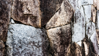 石垣 衣川湖岸緑地