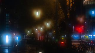 夜の大通りと街灯