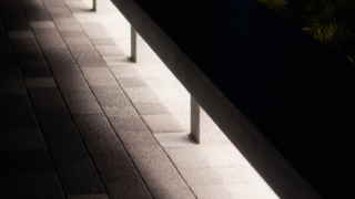 夜の歩道と灯り