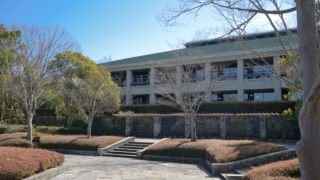 荘厳な建物と公園