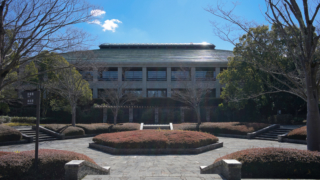 荘厳な建物と公園