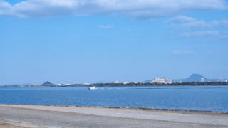 冬の青空と湖岸