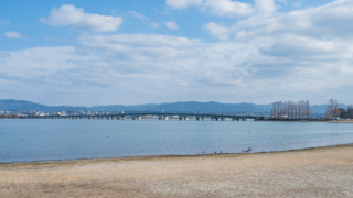 冬の青空と湖岸