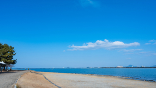 冬の青空と湖岸