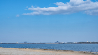 冬の青空と湖岸