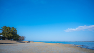 冬の青空と湖岸