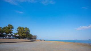 冬の青空と湖岸