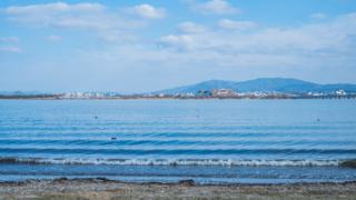 冬の青空と湖岸