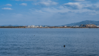 冬の青空と湖岸