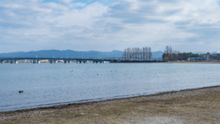 冬の青空と湖岸