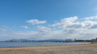 冬の青空と湖岸