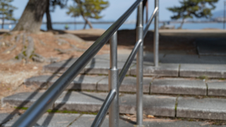 冷たそうな手摺り