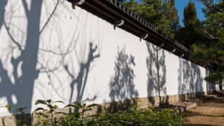 寺院境内の白壁
