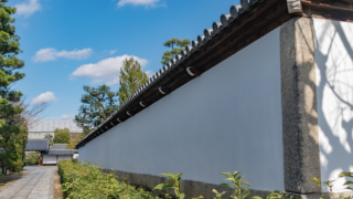 寺院境内の白壁