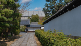 寺院境内の白壁と僧侶