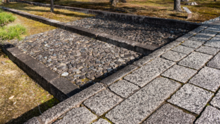 寺院境内の石畳